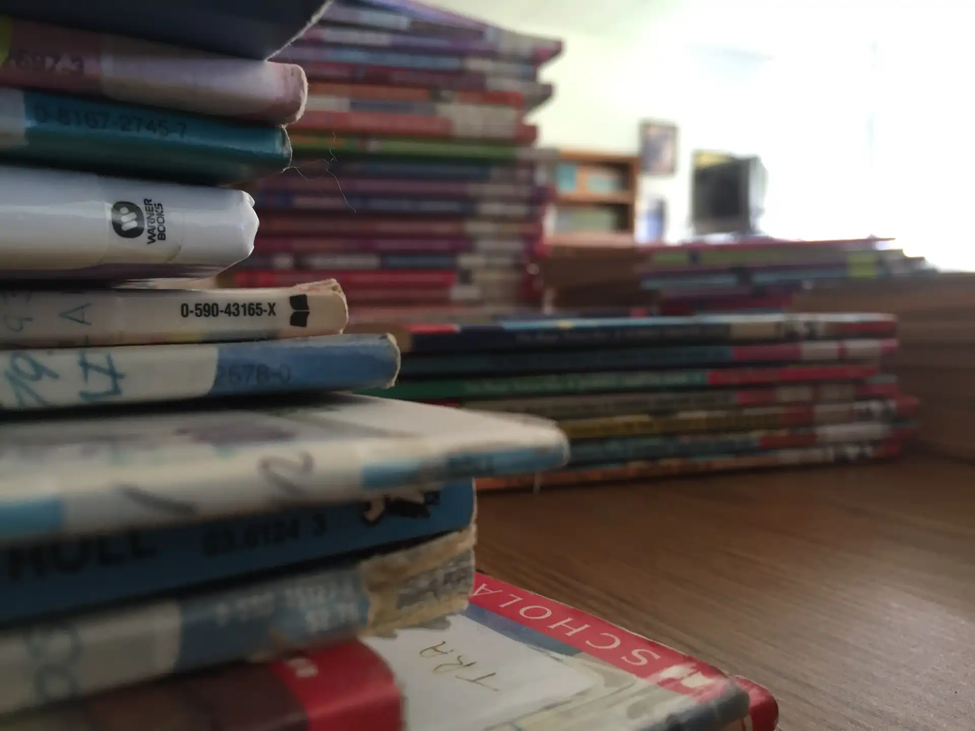 Stapels boeken in bibliotheek